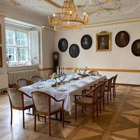 לינה וארוחת בוקר Wasserburg Turow 3*