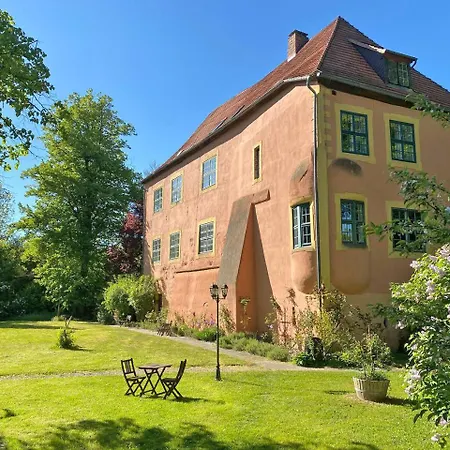 לינה וארוחת בוקר Wasserburg Turow 3*